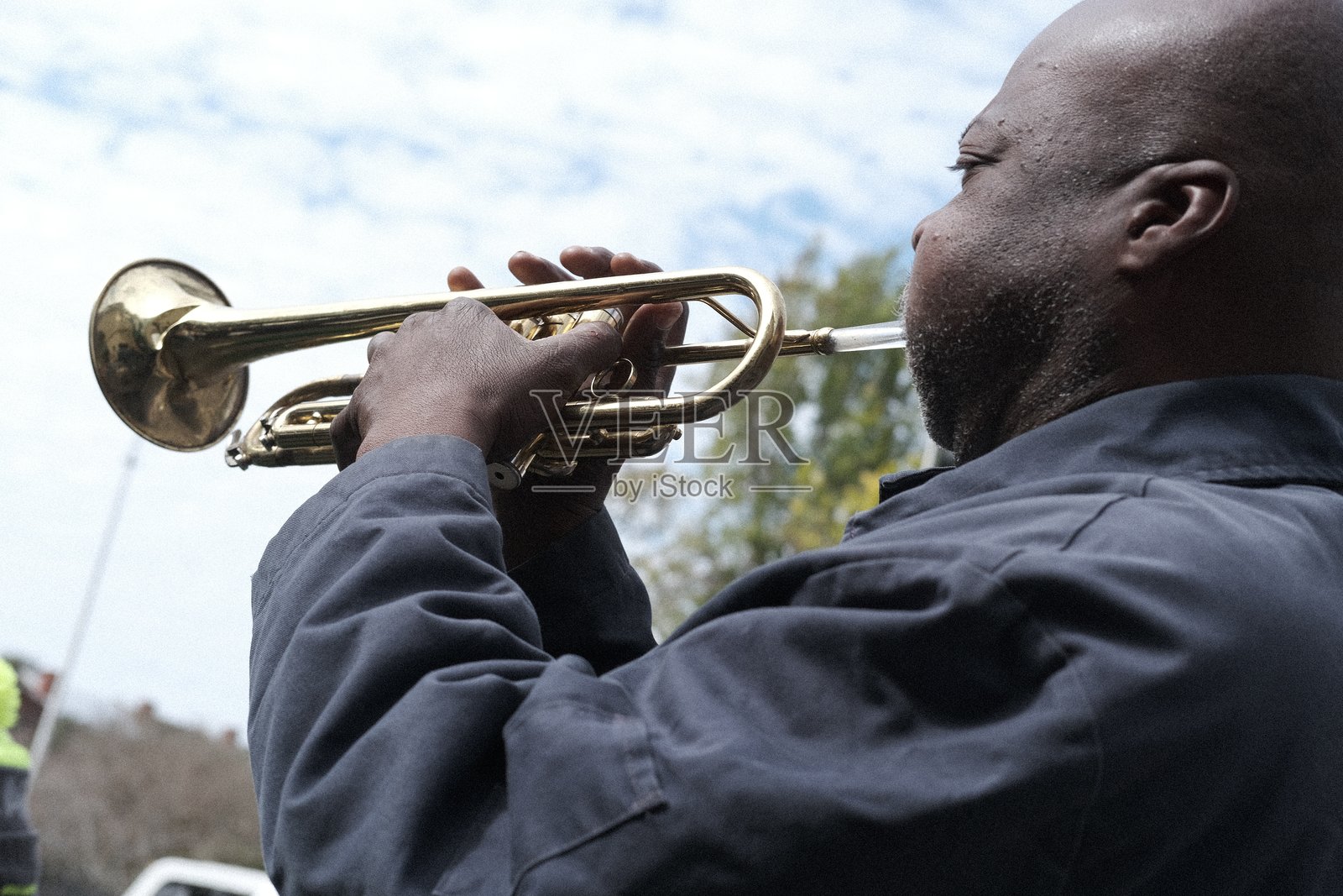 爵士音乐家在新奥尔良狂欢节期间，在法国区吹奏小号照片摄影图片
