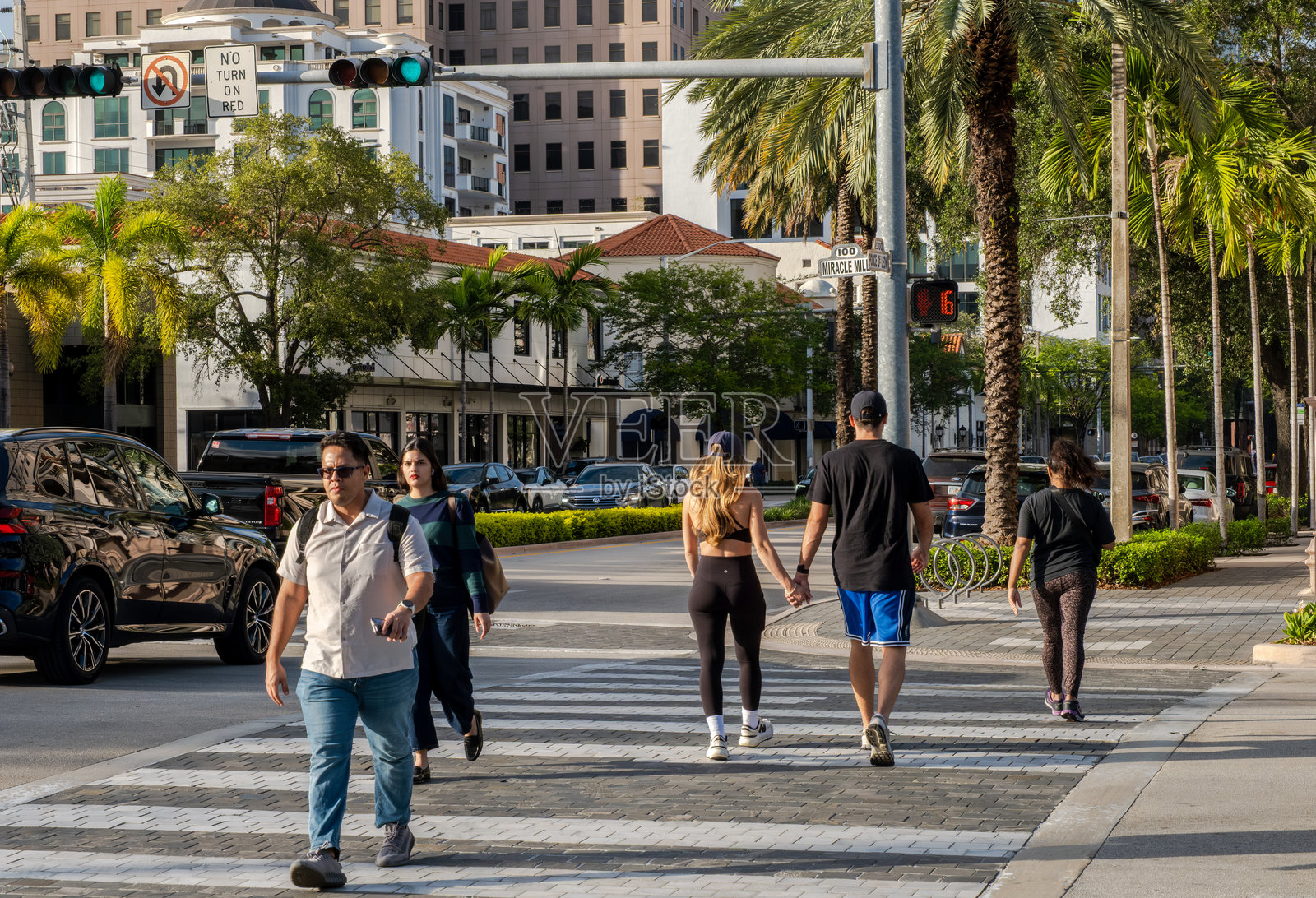 迈阿密珊瑚山脊米拉寇尔大道上的行人正在过马路照片摄影图片