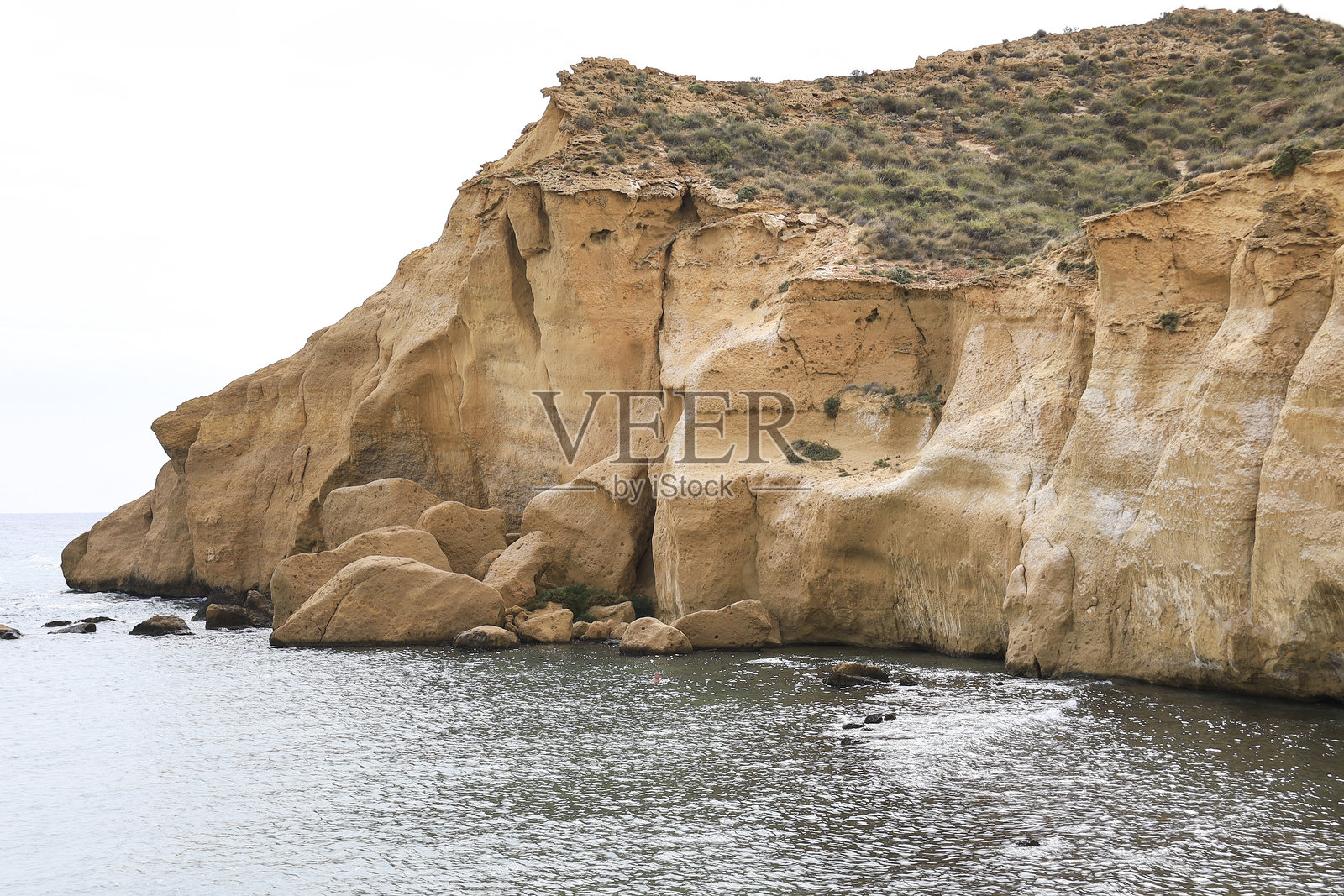 洛斯科塞多雷斯海滩，有化石礁石和火山岩照片摄影图片