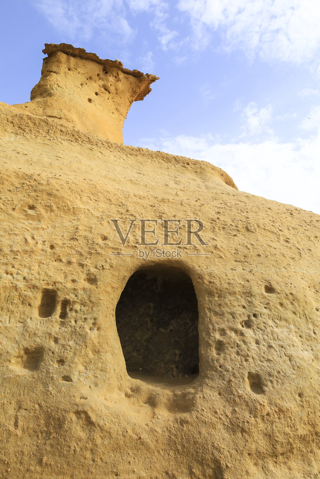 洛斯科塞多雷斯海滩礁石上的洞穴照片摄影图片