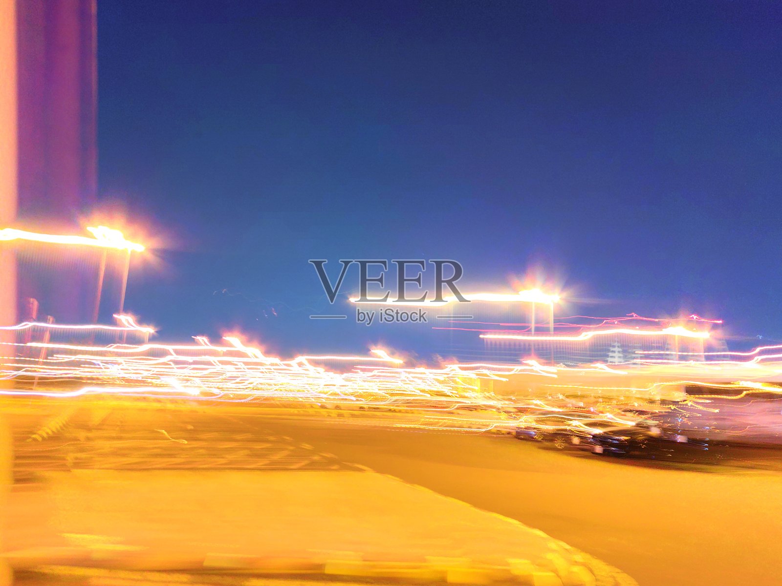 夜景照片，有模糊的光线线条效果，很可能是由于长时间曝光摄影技术造成的。照片摄影图片