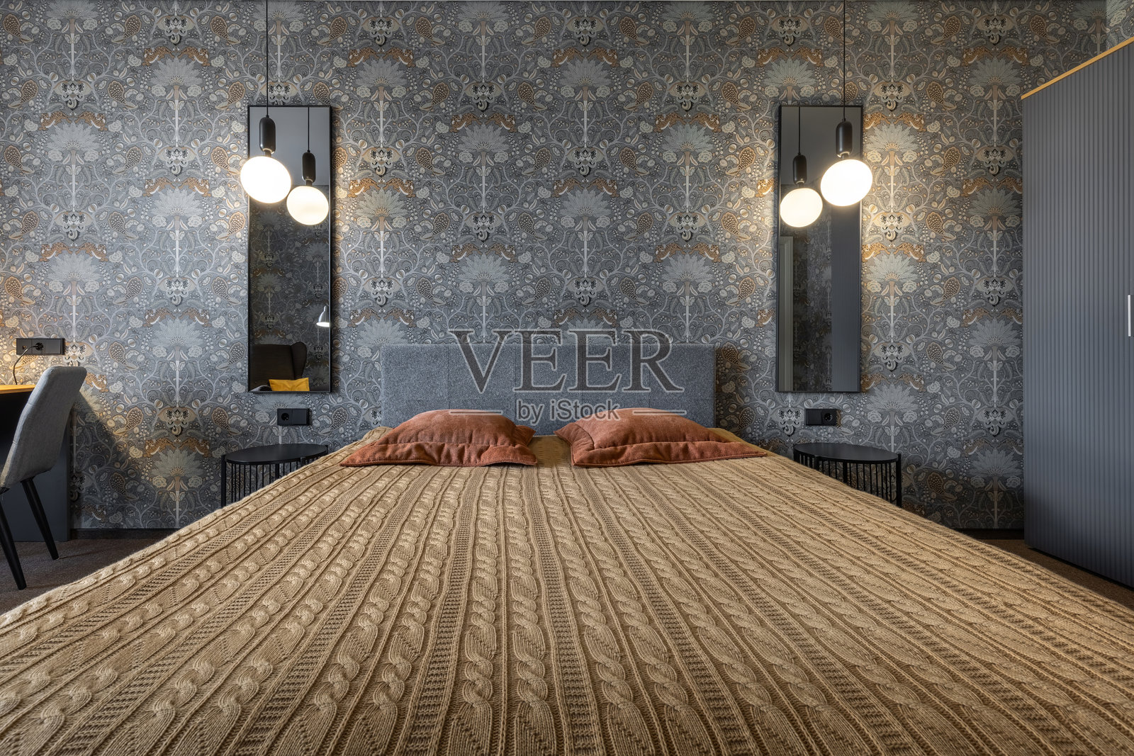 现代卧室室内设计，配有双人床和壁灯照片摄影图片