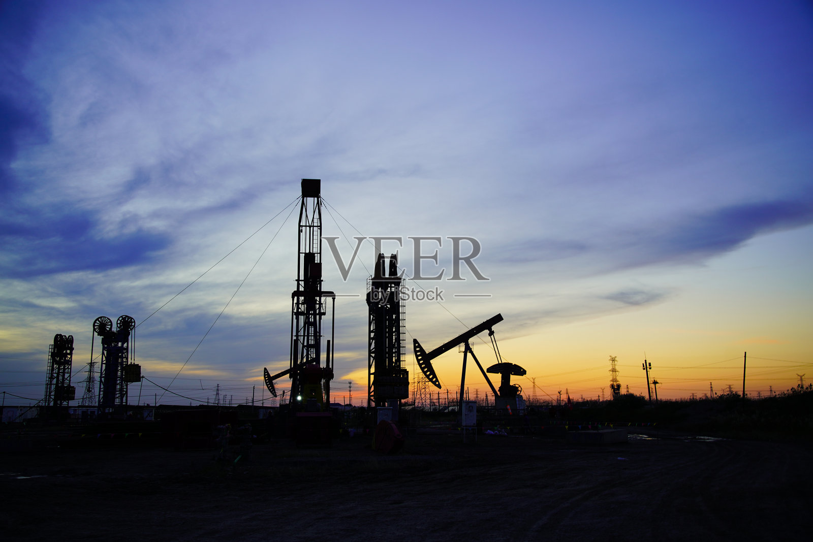 油泵，工业设备。油田现场，油泵正在运行。照片摄影图片