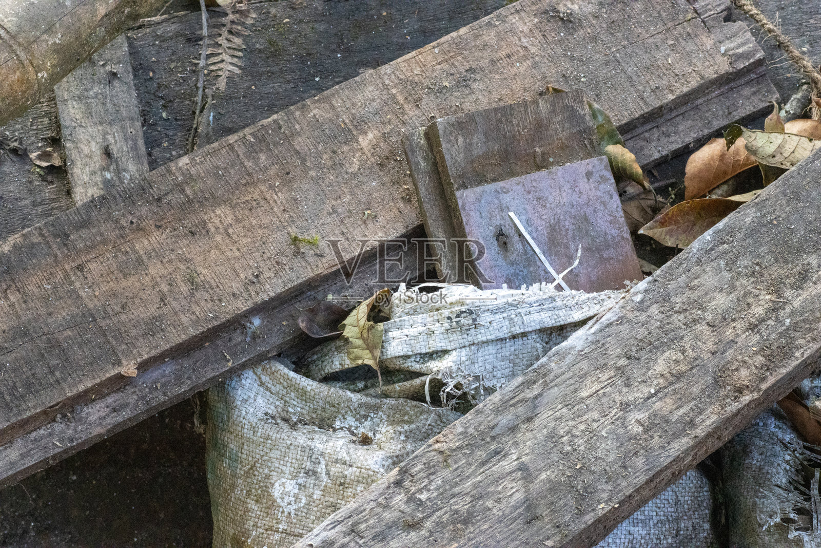 阳光与阴影下堆叠的陈旧污秽的木板照片摄影图片