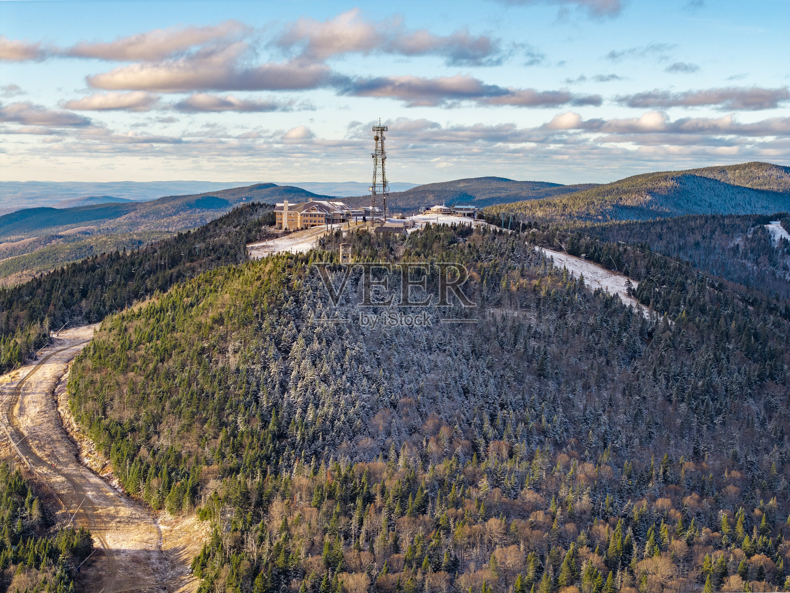 加拿大魁北克省蒙特朗布朗山顶的冬季早期航拍景观照片摄影图片