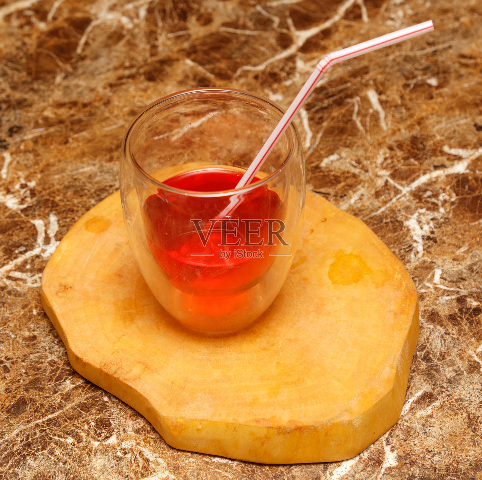 一杯插有吸管的红色液体照片摄影图片