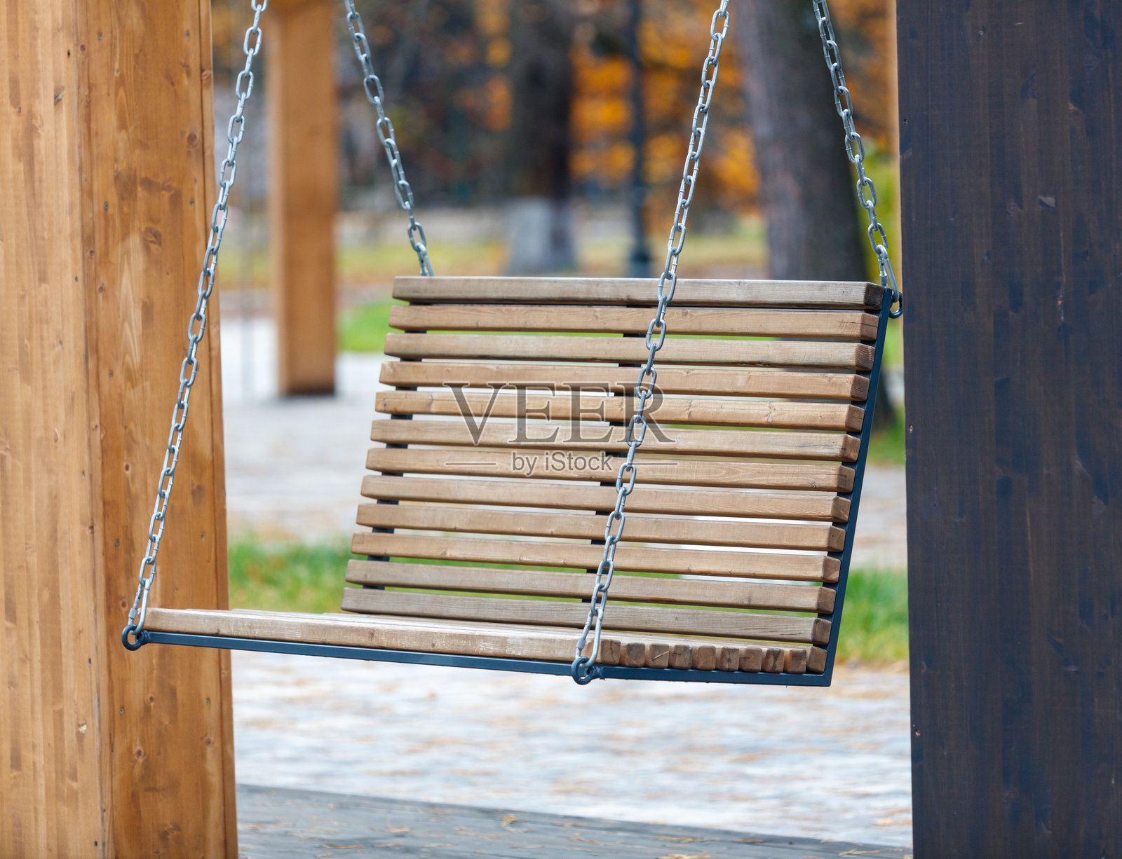 一根链条上挂着一个木制秋千照片摄影图片