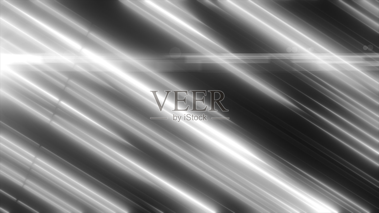 光滑的深色表面上，带有明亮的银白色斜向光条纹的时尚单色抽象背景照片摄影图片