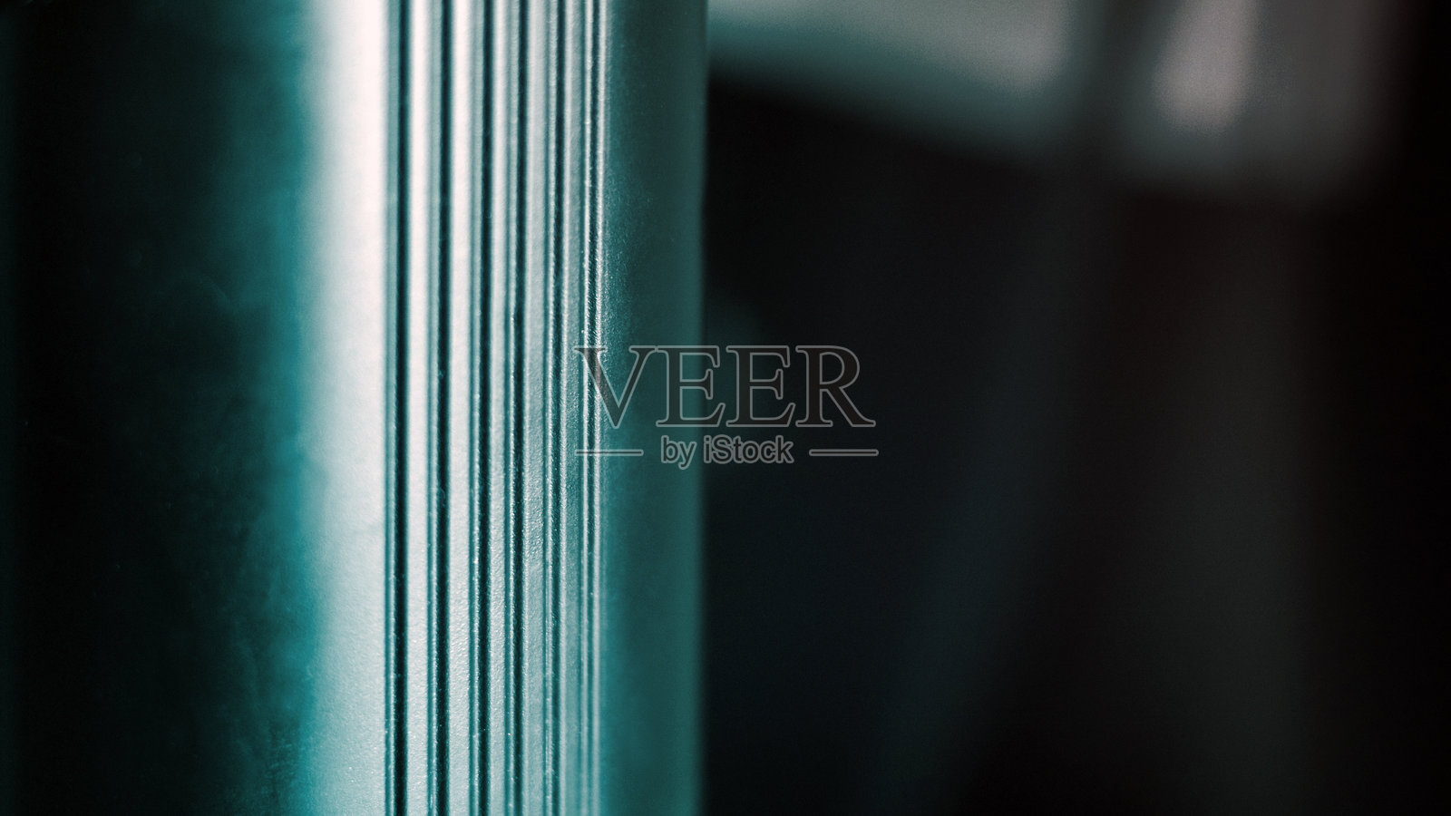 带有垂直凹槽纹理的金属圆柱体特写照片摄影图片