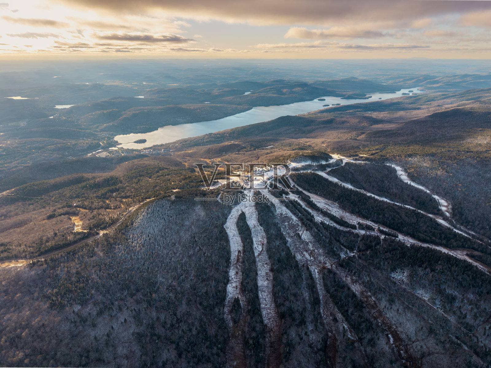 加拿大魁北克省蒙特朗布兰滑雪场的冬季航拍景观照片摄影图片