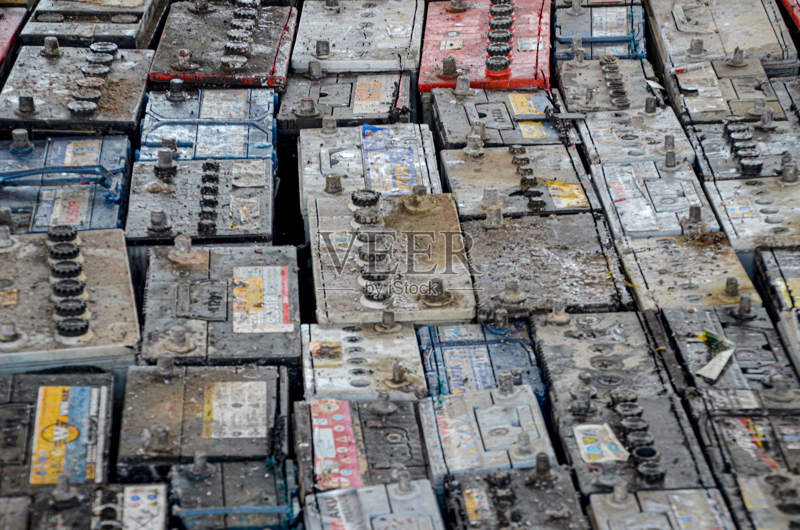 待回收的脏旧汽车电池合集照片摄影图片