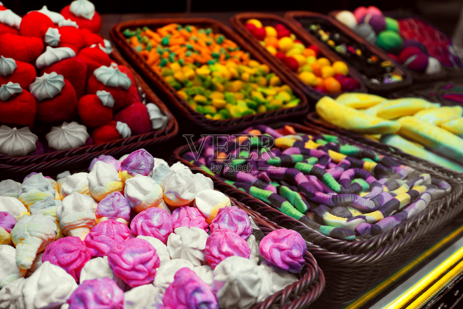 各种各样色彩缤纷的软糖装在篮子里。照片摄影图片