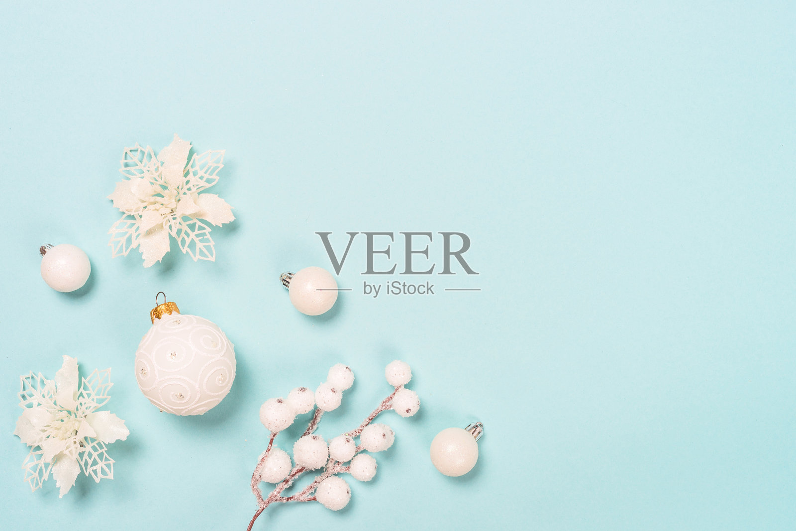 蓝色的背景上装饰着圣诞节节日装饰品的圣诞构图。照片摄影图片