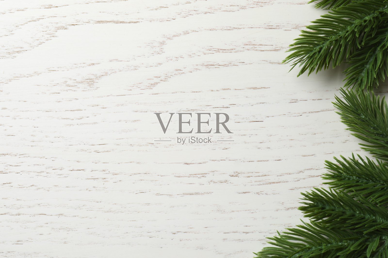 带有松枝的节日木质背景。圣诞快乐海报设计，新年横幅模板照片摄影图片