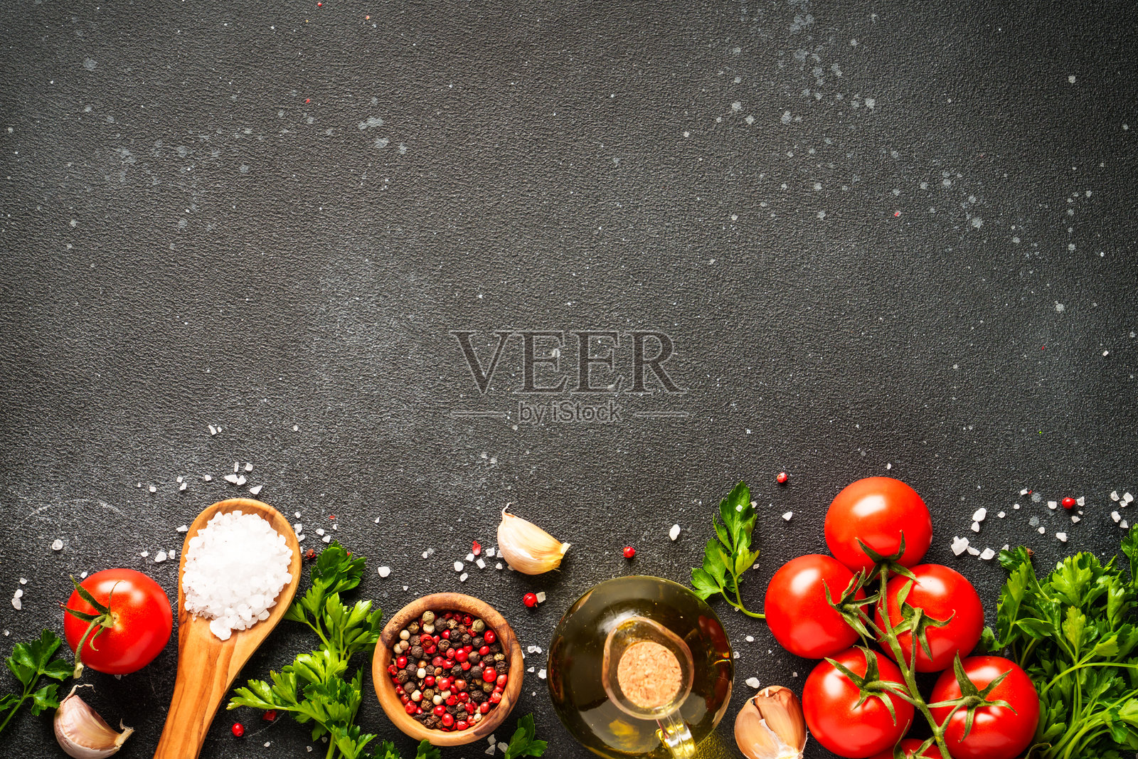 新鲜蔬菜、香草和香料在黑色背景上的食物背景照片摄影图片