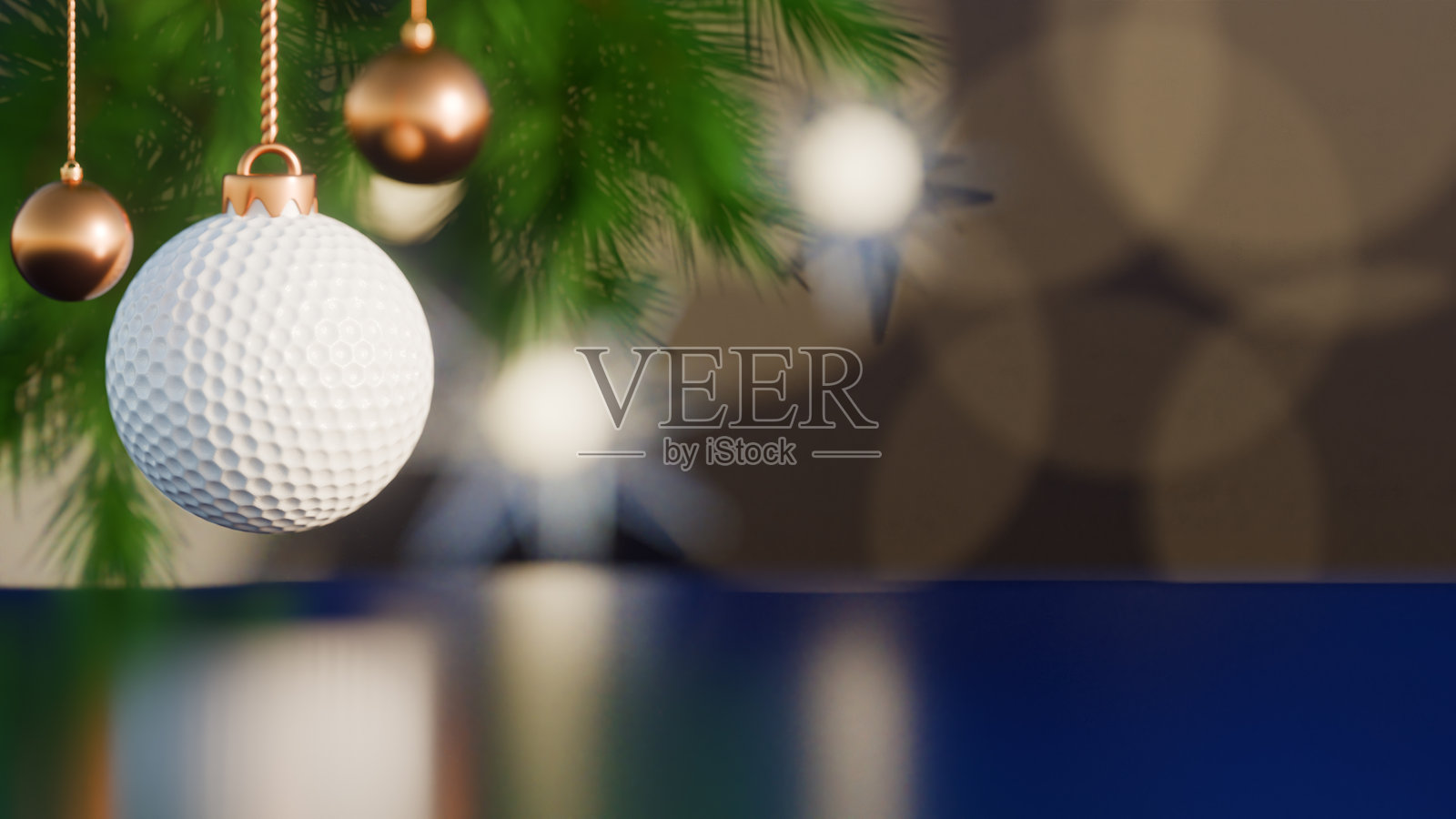 高尔夫球圣诞装饰品挂在松树枝上，用于节日装饰。3D渲染。照片摄影图片