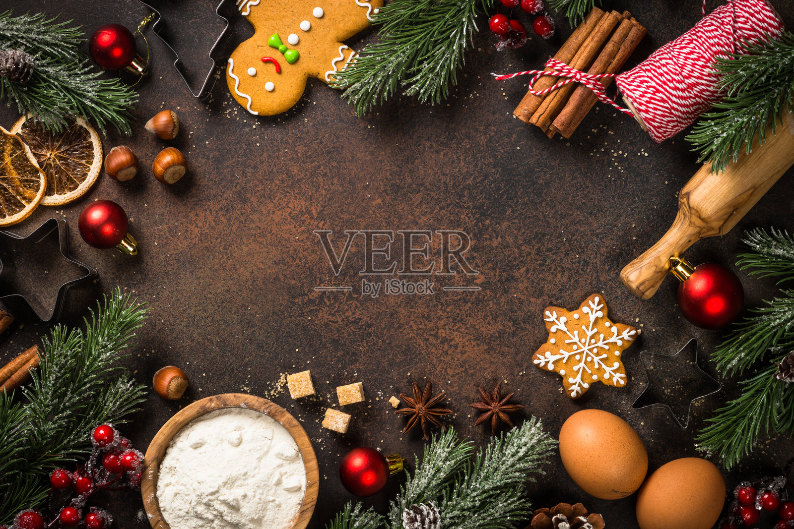 圣诞烘焙食材与节日装饰。俯视角度，留有复制空间。照片摄影图片