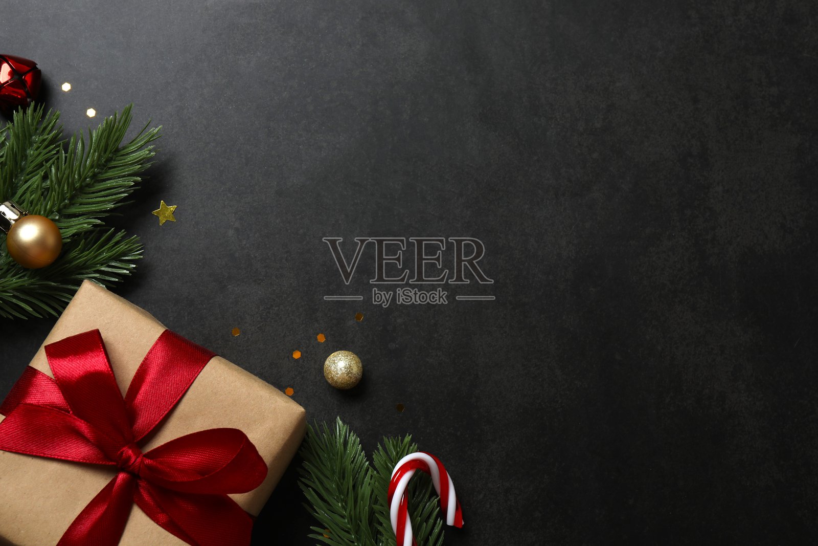 圣诞礼盒与装饰品在黑色背景上，季节性问候照片摄影图片