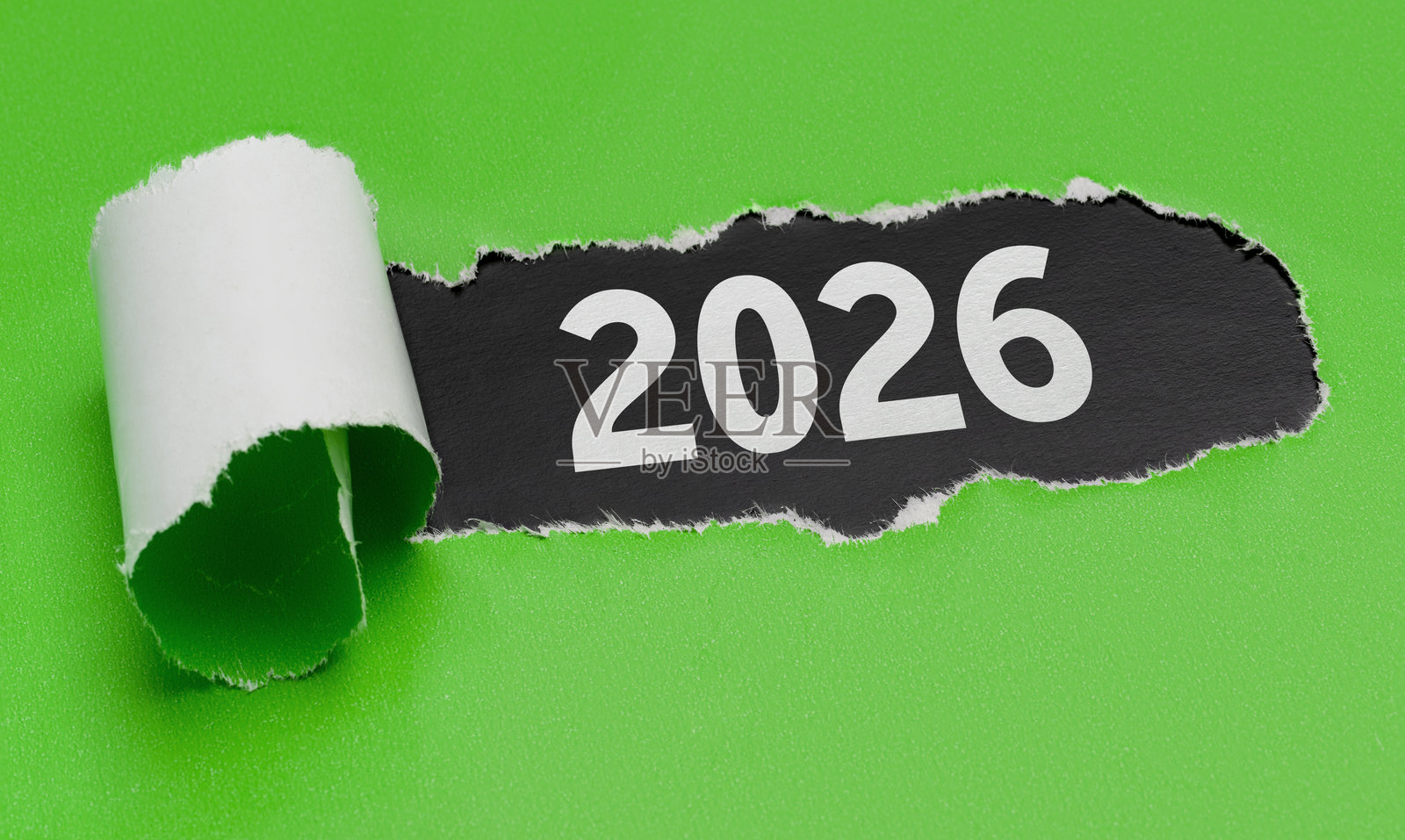 白纸上的孔洞，边缘撕裂 - 2026照片摄影图片