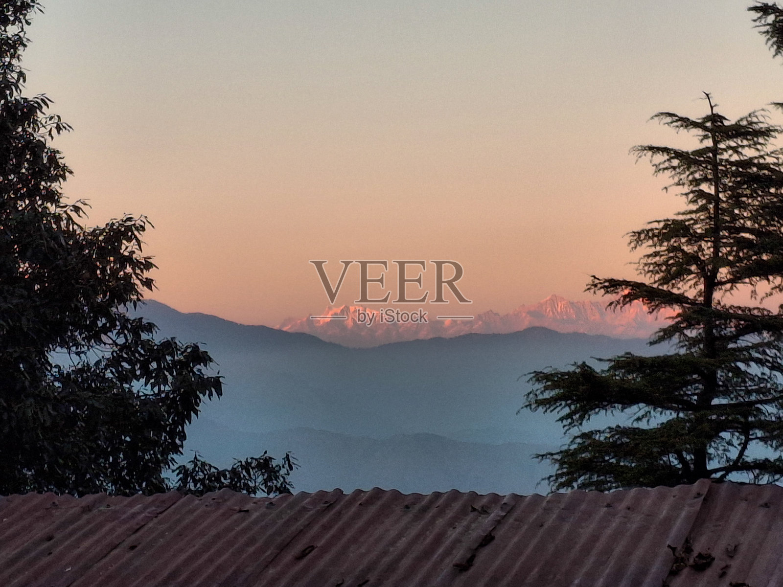 从兰多尔看到的令人惊叹的喜马拉雅山脉天际线照片摄影图片