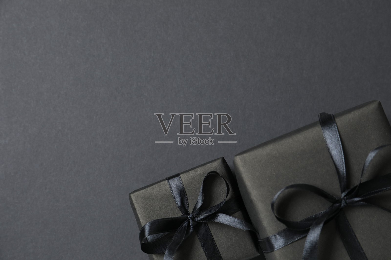 黑色背景上系着蝴蝶结的礼品盒俯视图照片摄影图片