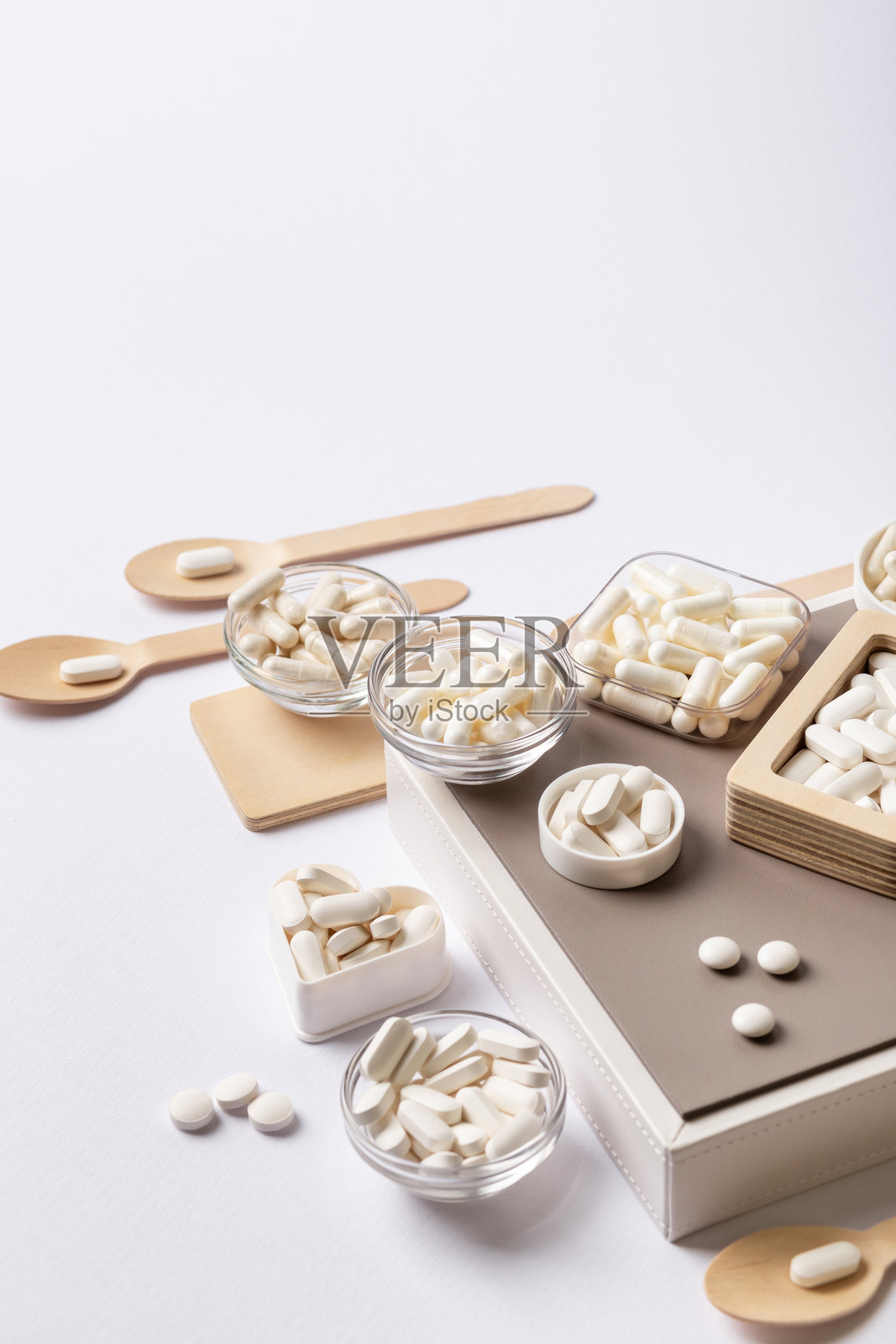 有机膳食补充剂，矿物质和维生素，用于保护免疫系统。多种药丸、片剂、胶囊。健康的生活方式。照片摄影图片