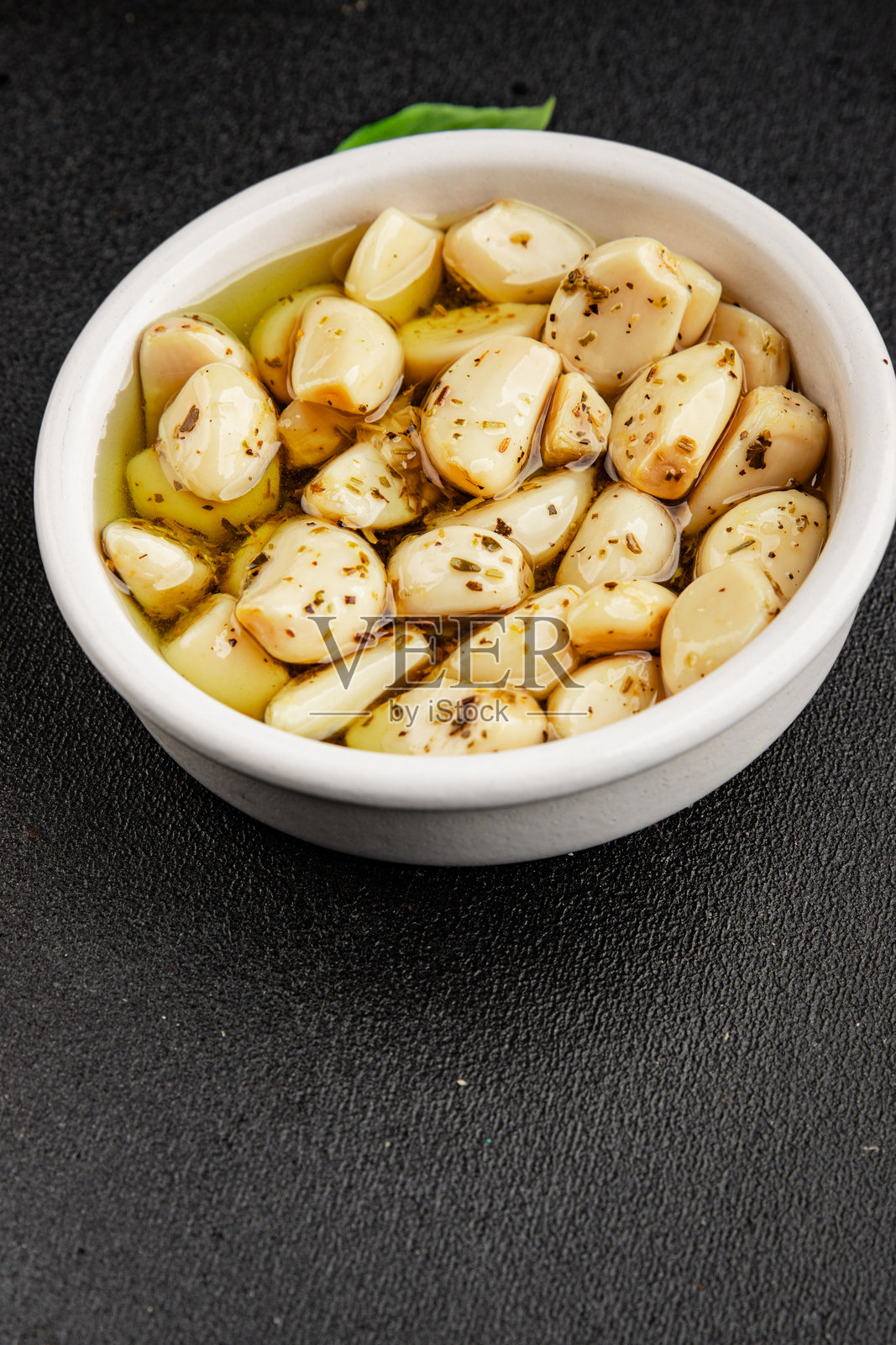 香料油烤蒜片，快餐天然美味的开胃菜，桌上新鲜美味的美食背景，乡村风格俯视，有复制空间，素食或纯素食品照片摄影图片