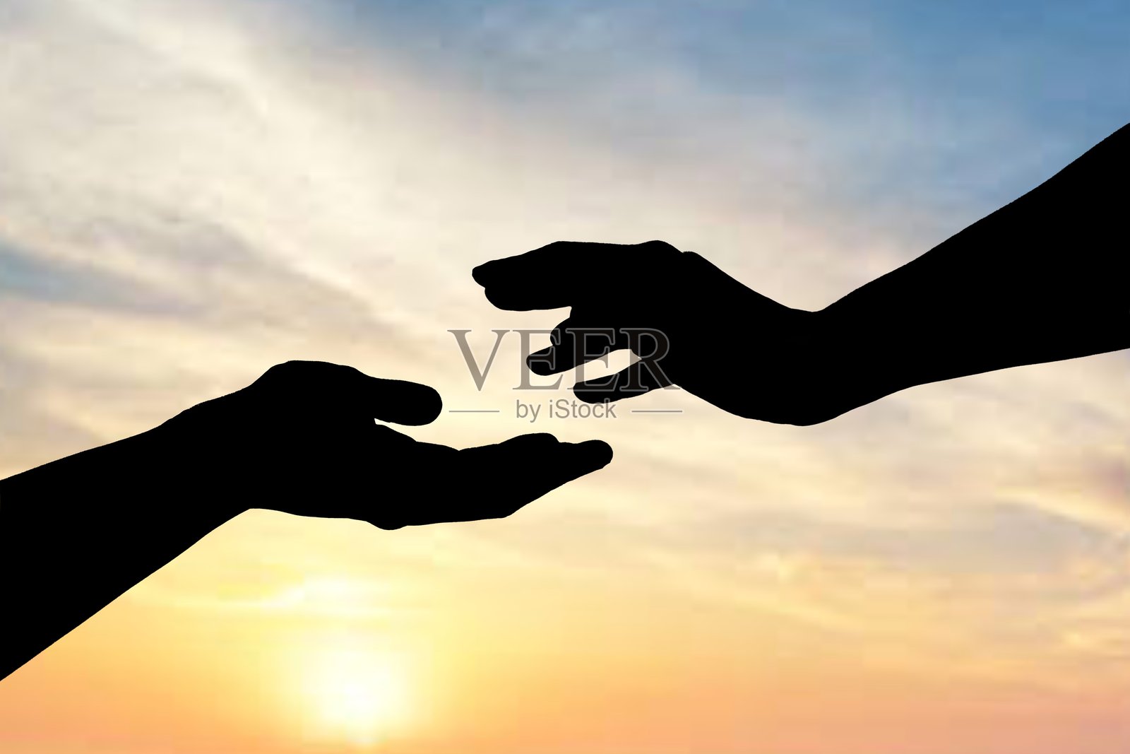 日落时伸出的援手剪影照片摄影图片