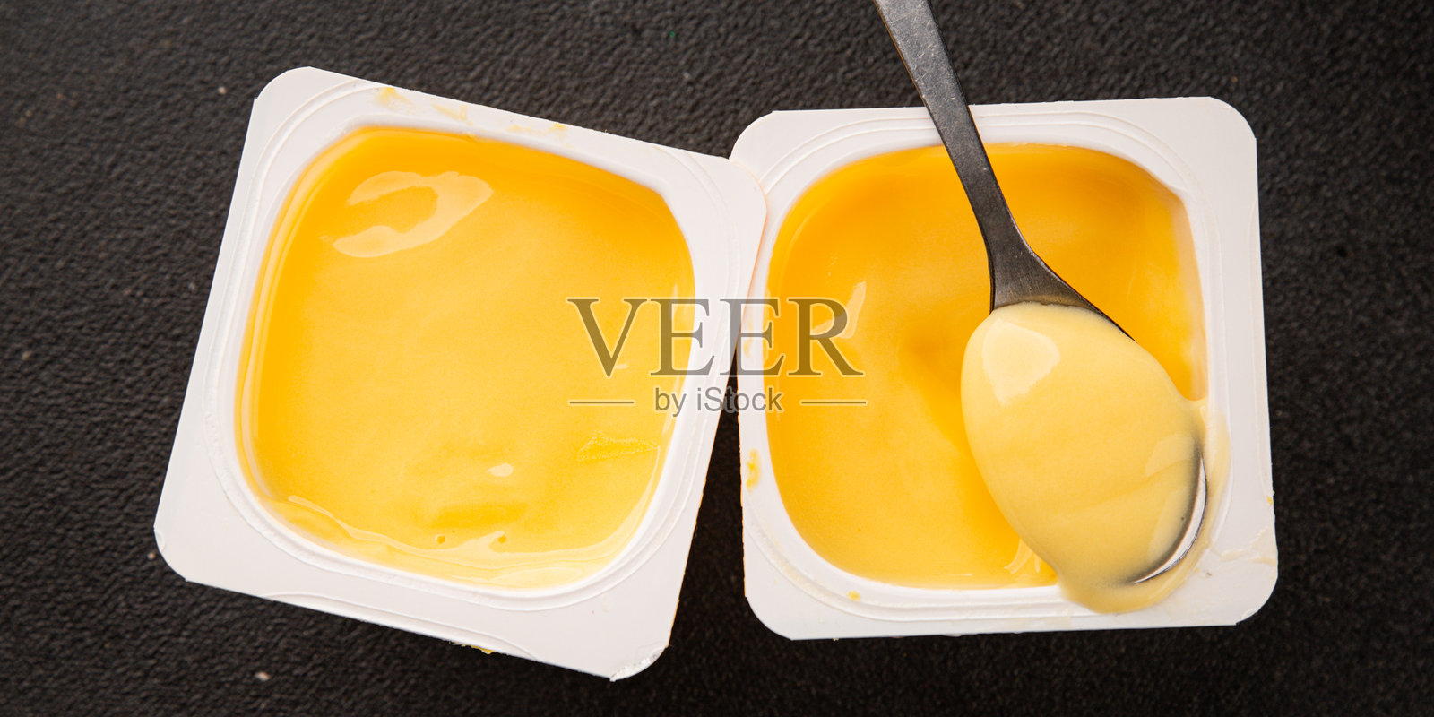 奶油甜点，香草味，甜美，天然，美味的开胃菜，新鲜，美味，美食，餐桌背景，质朴风格，俯视，留有复制空间照片摄影图片