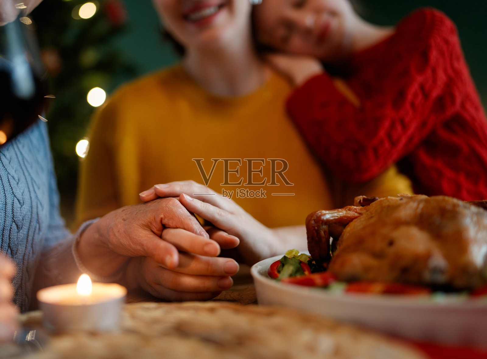 一家人庆祝圣诞节照片摄影图片