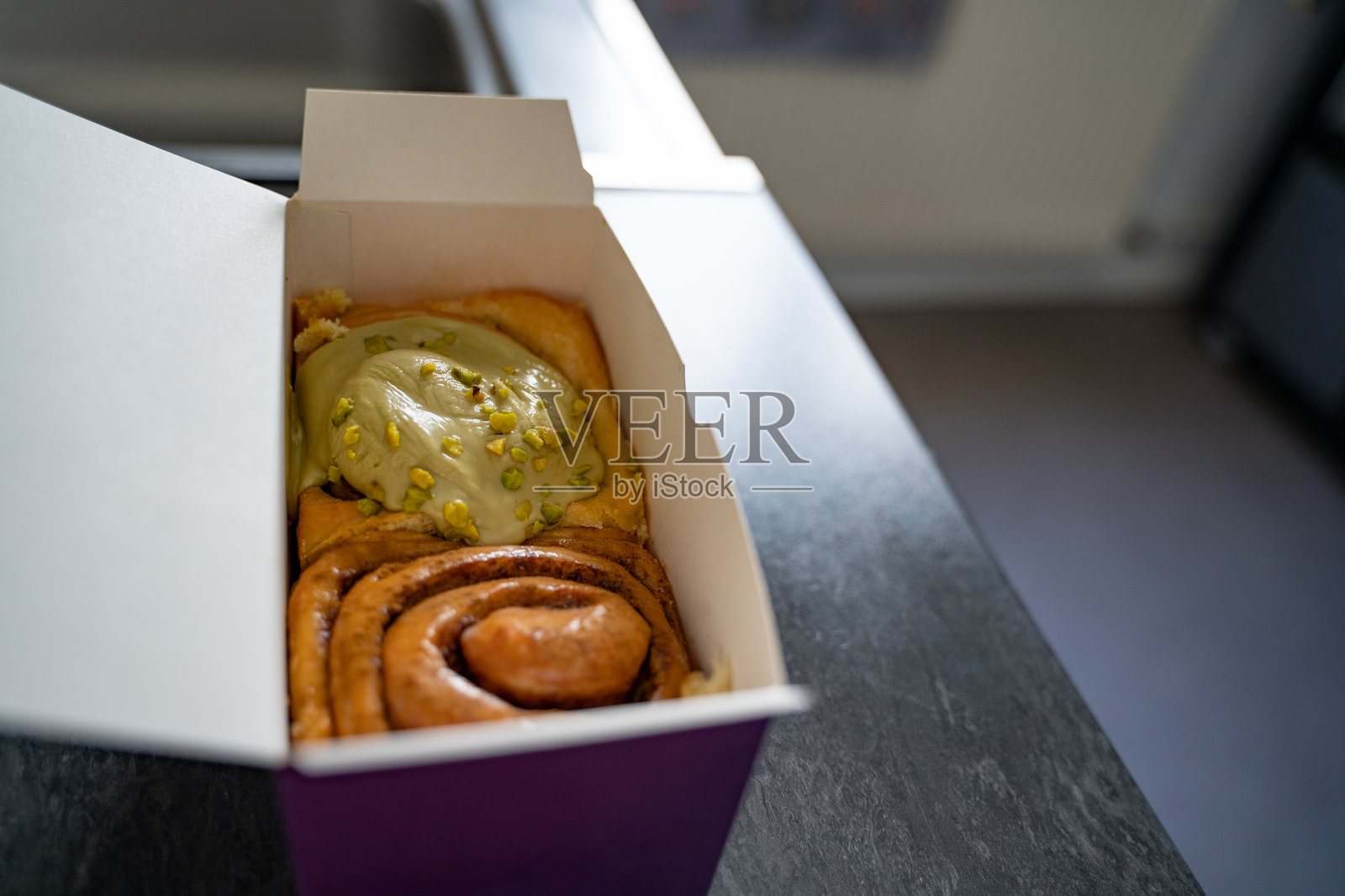 外卖盒里的经典肉桂卷和开心果肉桂卷照片摄影图片
