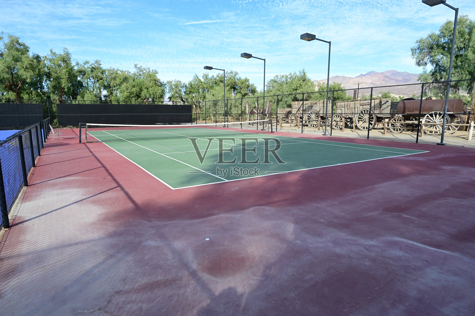 加利福尼亚州死亡谷的户外网球场。照片摄影图片