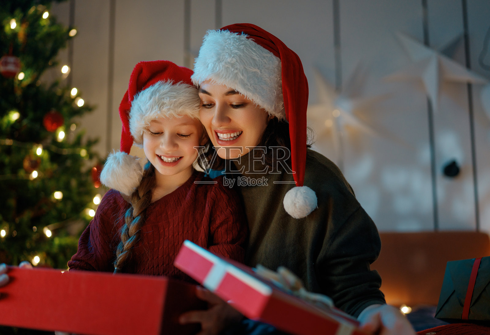 一家人庆祝圣诞节照片摄影图片