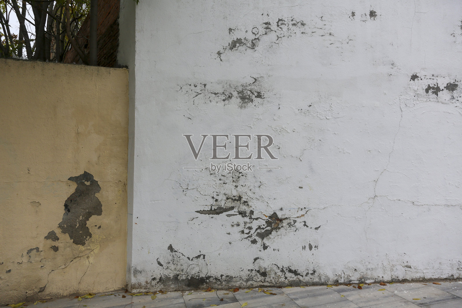 部分废弃建筑中带有剥落旧漆的砖墙纹理照片摄影图片