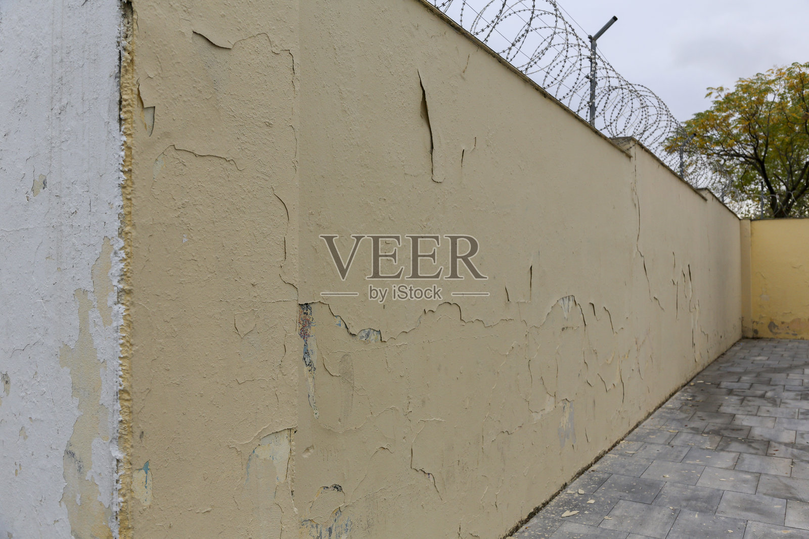 部分破败建筑中带有剥落旧漆的砖墙纹理照片摄影图片