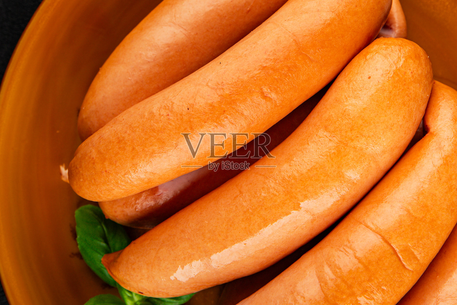 香肠，猪肉或鸡肉，快餐，天然，美味，开胃菜，新鲜，美味，美食，桌面上的食物背景，乡村风格，俯视，留有复制空间照片摄影图片