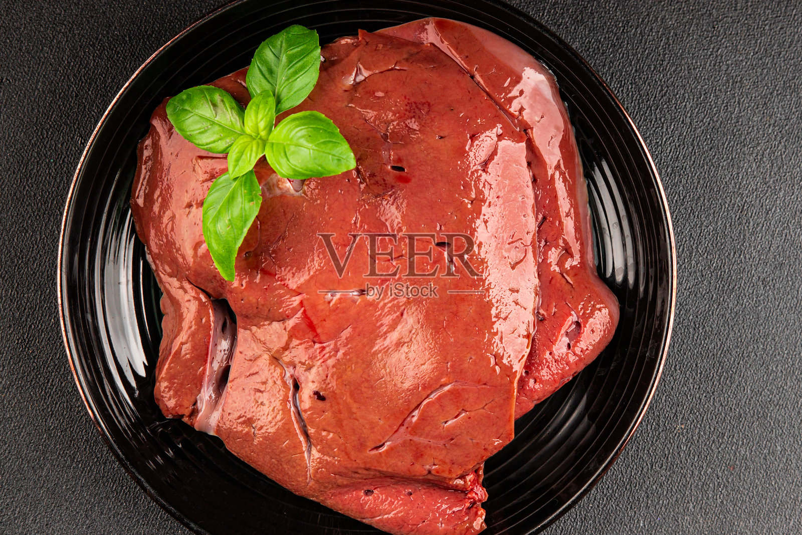 生肝脏，小牛肉或猪肉内脏，烤制而成，天然美味的开胃菜，新鲜美味的美食，背景在餐桌上，乡村风格，俯视，有复制空间，适合生酮或旧石器饮食照片摄影图片