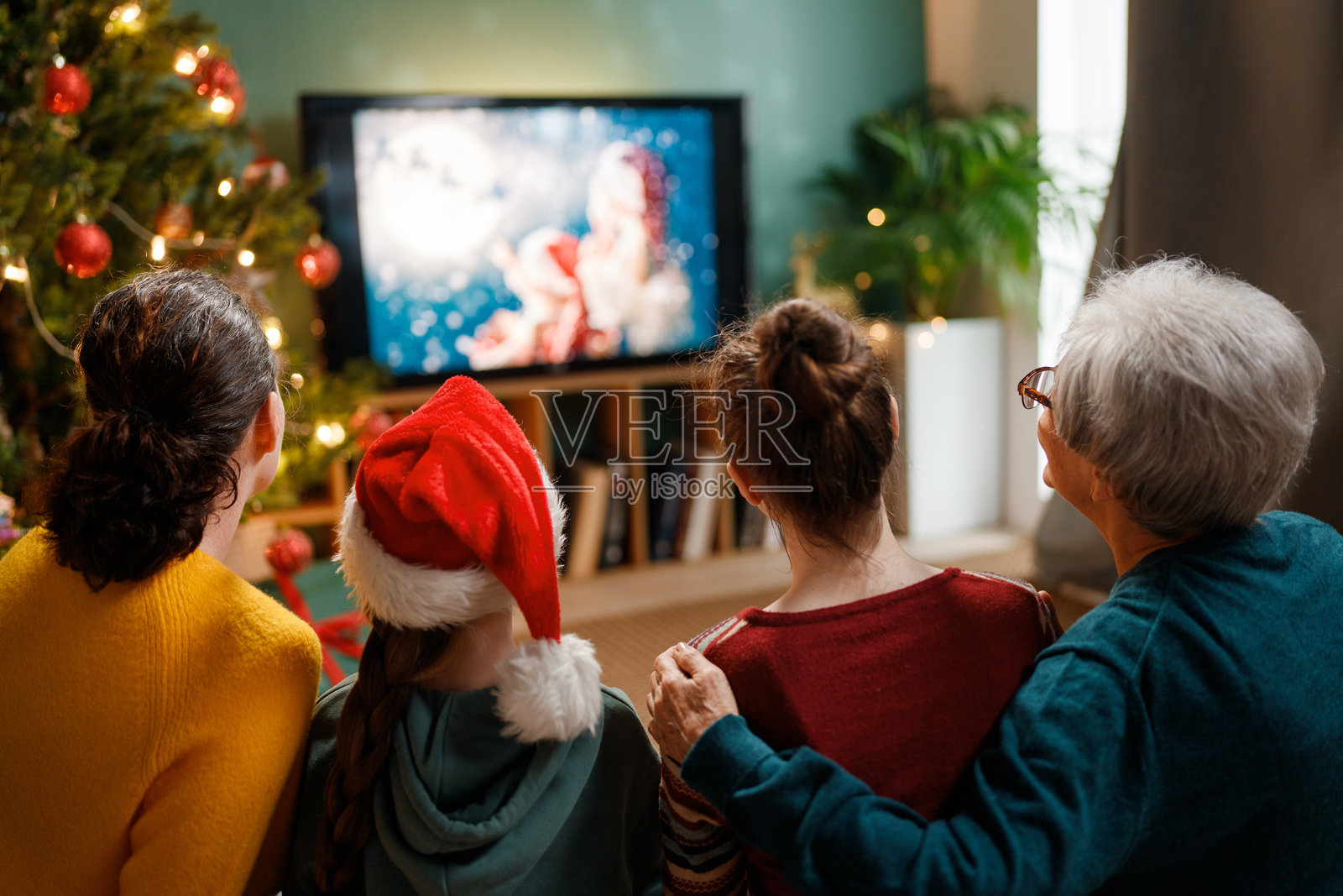 一家人在家观看节日电影照片摄影图片