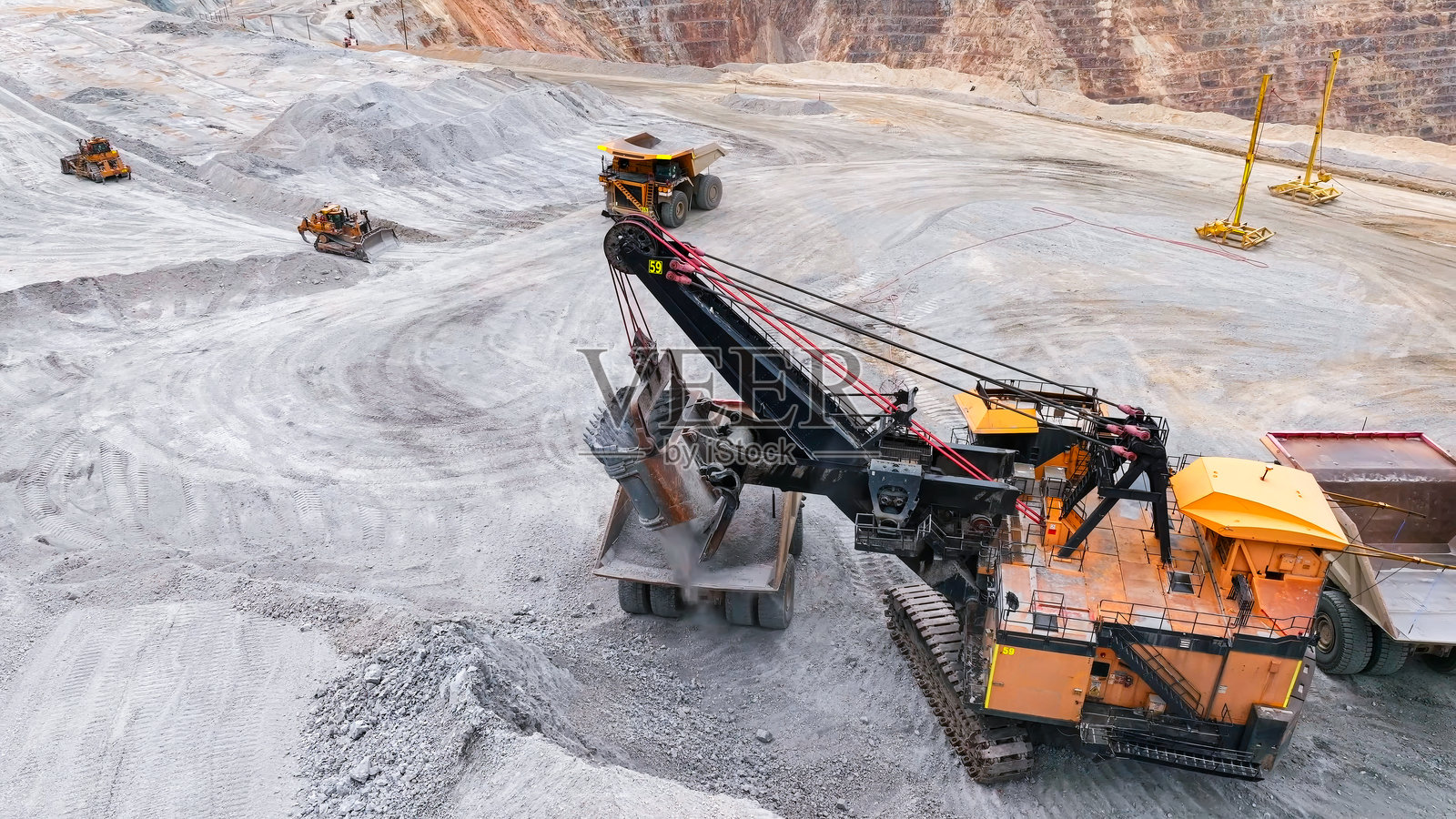 露天矿正在工作的建筑机械照片摄影图片