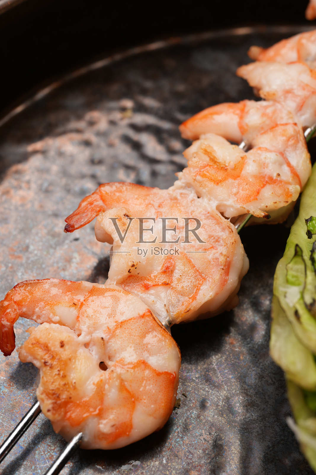 烤虾串配凯撒沙拉照片摄影图片