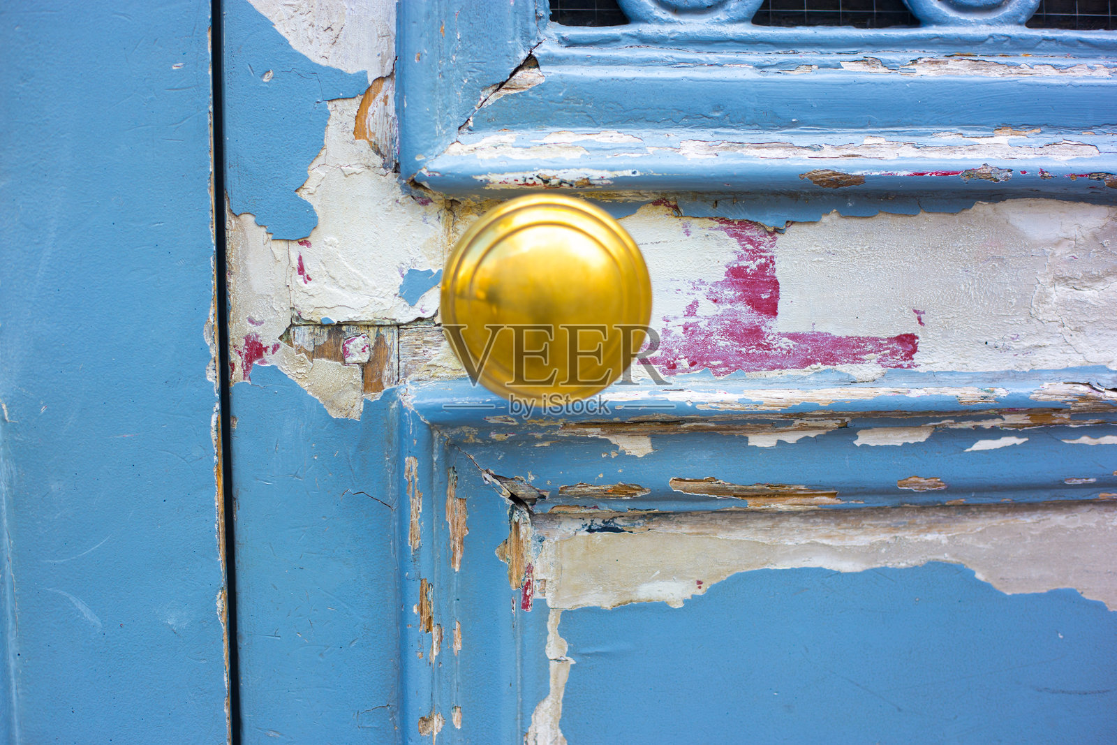 法国巴黎：褪色的浅蓝色木门配金色门把手照片摄影图片
