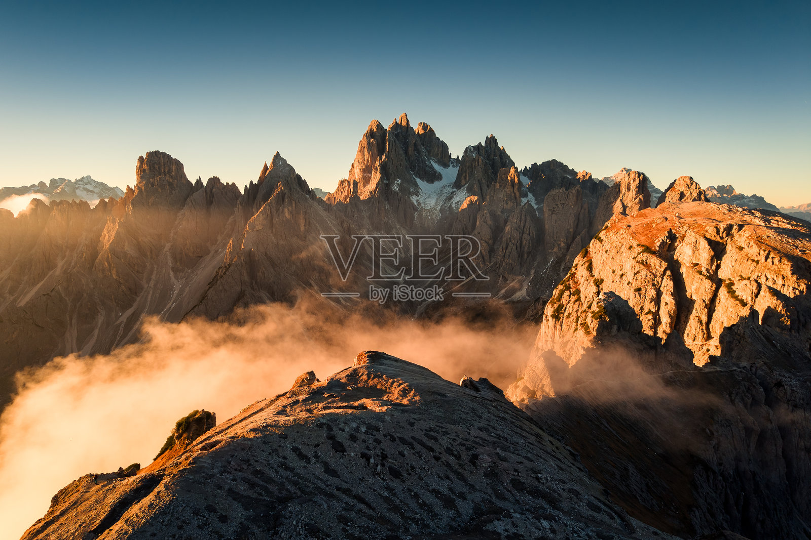 意大利多洛米蒂地区，日出照耀在卡迪尼迪米苏里纳峰，山谷中弥漫着雾气照片摄影图片