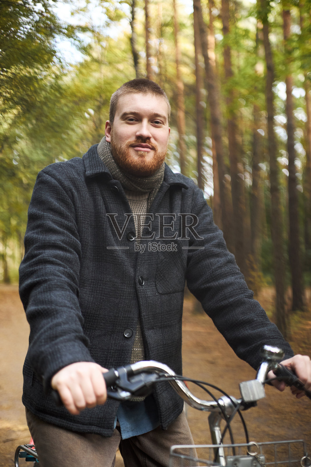 年轻男子骑自行车穿过森林小径的肖像照片摄影图片