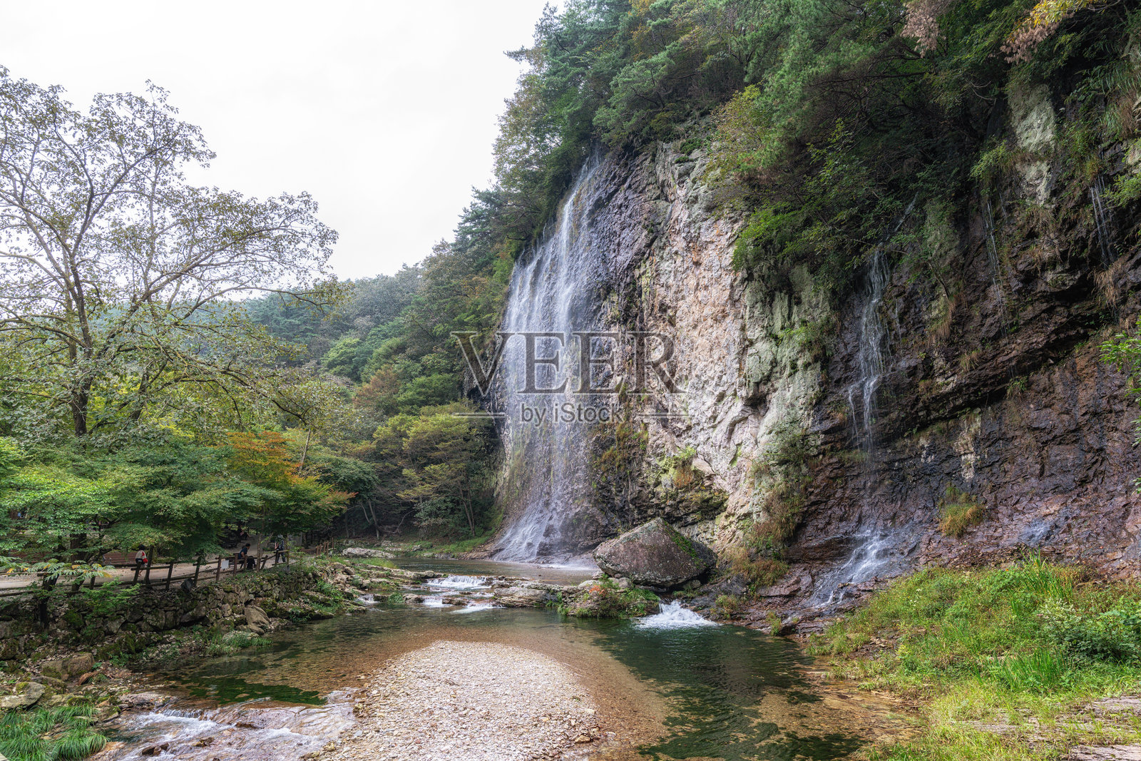 韩国 灵岩郡 灵岩山 屏风瀑布照片摄影图片
