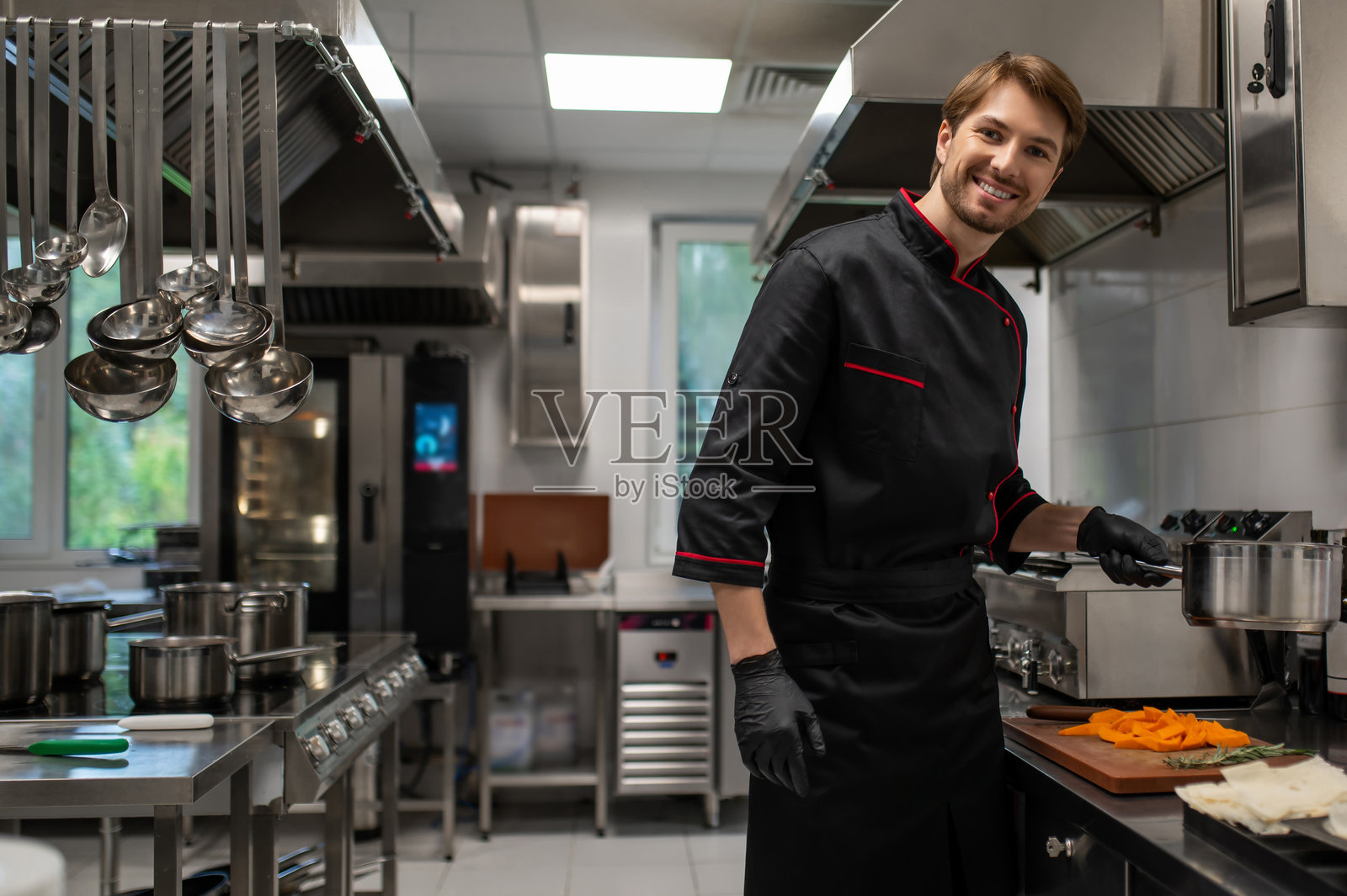 厨师穿着制服在厨房内工作照片摄影图片