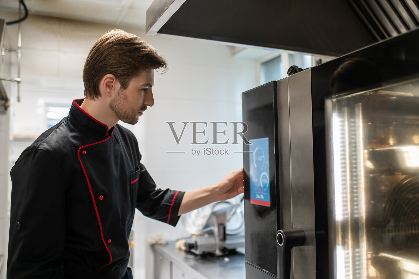 自信的男厨师在餐厅厨房工作照片摄影图片