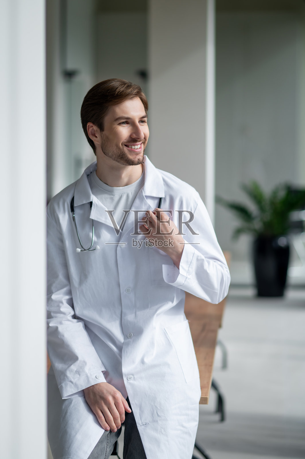 自信的专业医生站姿照片摄影图片