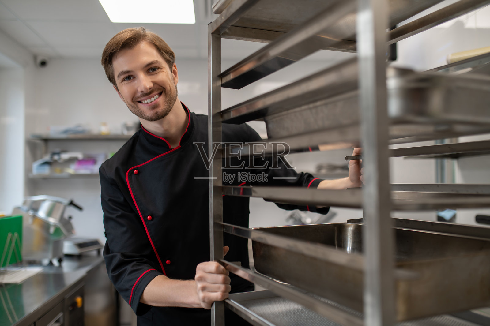 厨师在现代厨房内推着餐车照片摄影图片