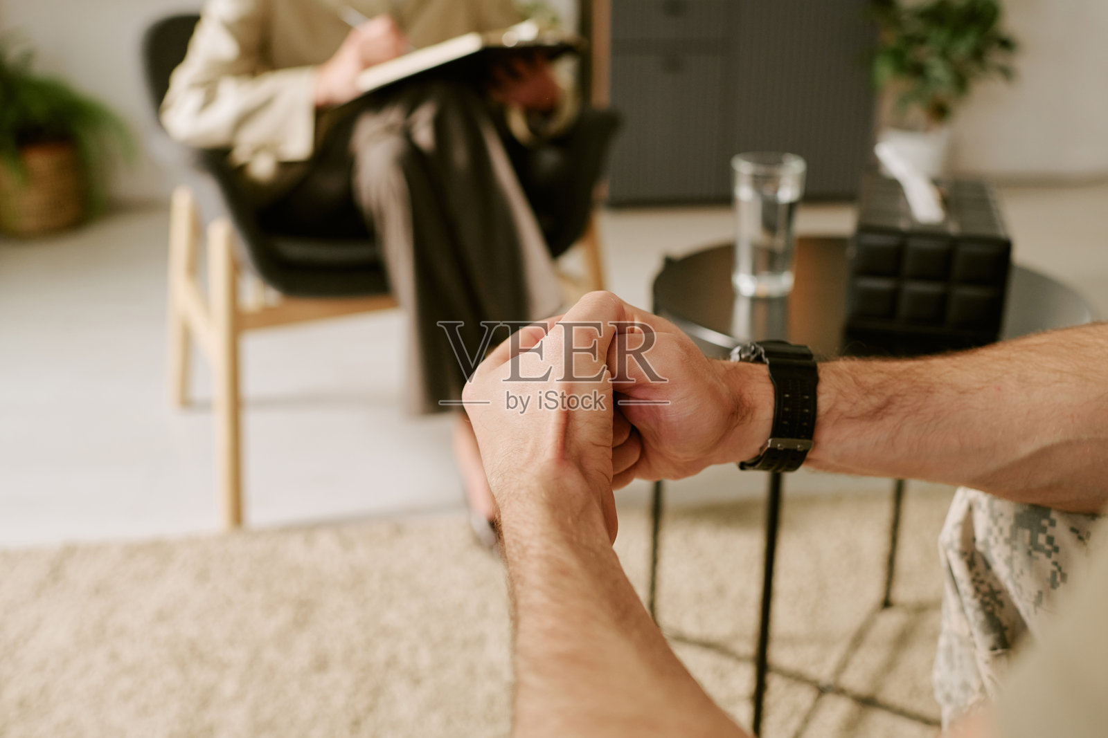 白种人年轻成年男性在心理咨询期间双手紧握照片摄影图片