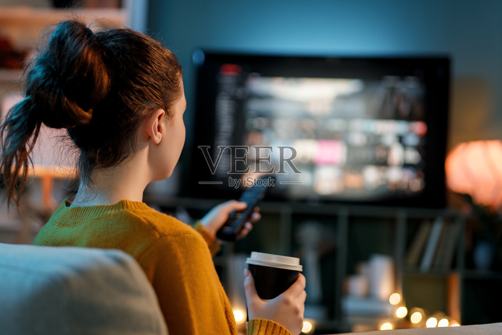 女人在家看电视照片摄影图片